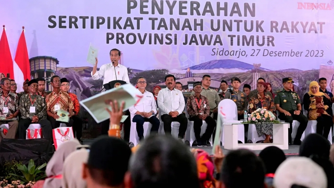 Presiden Jokowi berikan sertifikat tanah. (Foto: PMJ/Dok Setpres). 