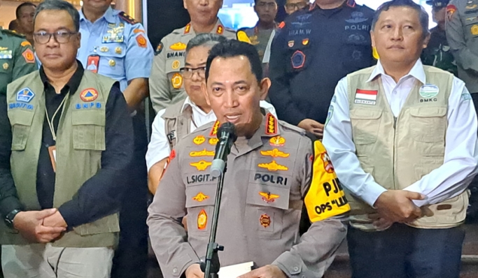 Kapolri Jenderal Listyo Sigit Prabowo usai memantau situasi kamtibmas malam pergantian tahun di Polda Metro Jaya. (Foto: PMJ News/Fajar)