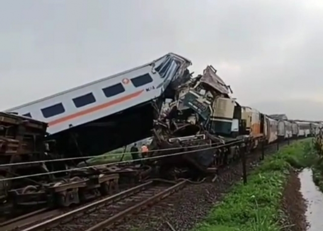 Kereta Api Lokal tabrakan dengan Kereta Tarungga Bandung. (Foto: PMJ/Tangkapan Layar).