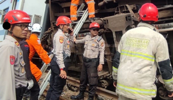 Anggota Polri membantu evakuasi korban kecelakaan KA Turangga dengan KA lokal Bandung Raya. (Foto: PMJ News/Divhumas Polri)