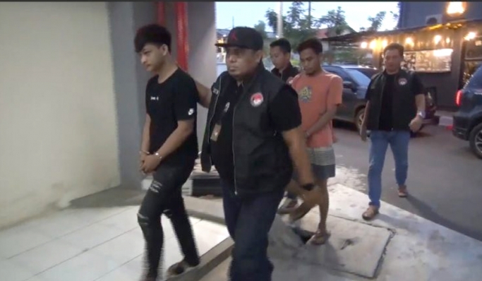 Polres Metro Jakarta Barat menangkap dua tersangka pemasok narkoba untuk artis Ibra Azhari. (Foto: PMJ News)