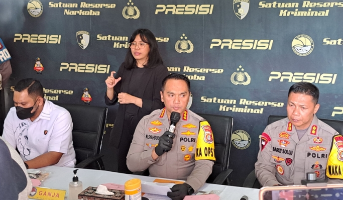 Polres Metro Jakarta Barat menggelar rilis pengungkapan kasus penyalahgunaan narkoba Ibra Azhari. (Foto: PMJ News/Fajar)