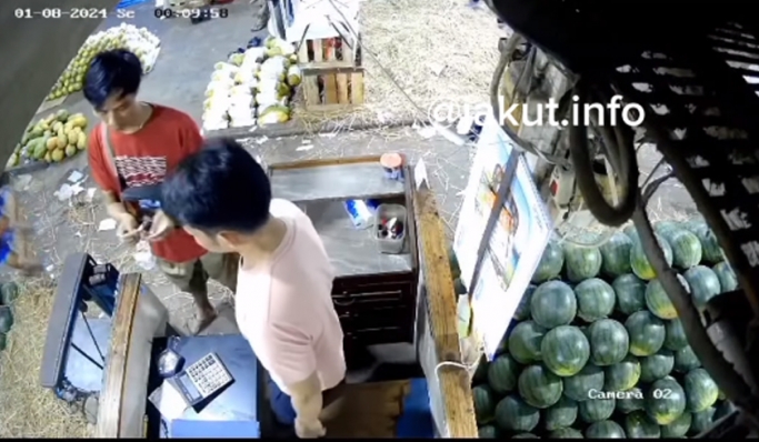 Seorang pedagang buah tewas setelah diduga disiram air keras saat sedang melayani pembeli di pasar induk Kramatjati, Jakarta Timur. (Foto: PMJ News/Instagram @jakut.info)