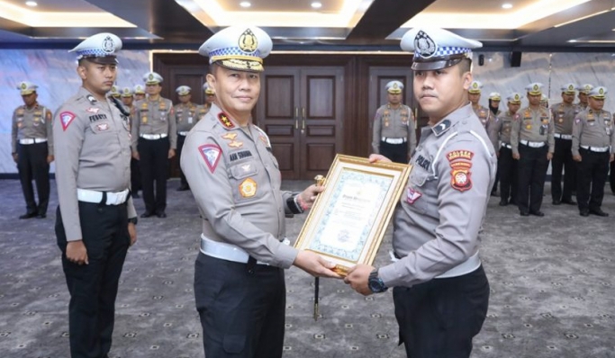 Kakorlantas Polri, Irjen Pol Aan Suhanan memberikan penghargaan kepada Bripda Novandro. (Foto: PMJ News)