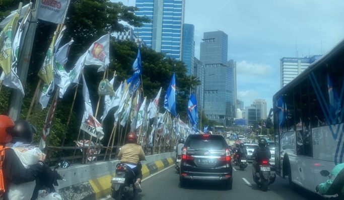 Bendera partai yang tersebar di hampir seluruh jalanan ibu kota. (Foto: PMJ News/Twitter)