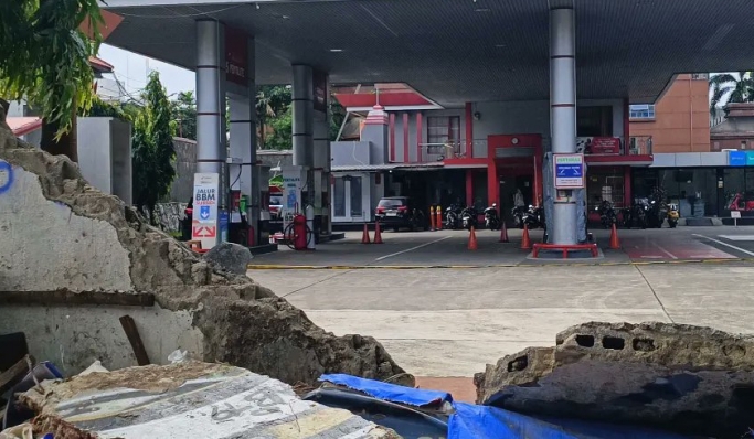 Tembok pembatas SPBU di Jalan Soepomo, Tebet, Jakarta Selatan, Roboh. (Foto: PMJ News/Twitter)