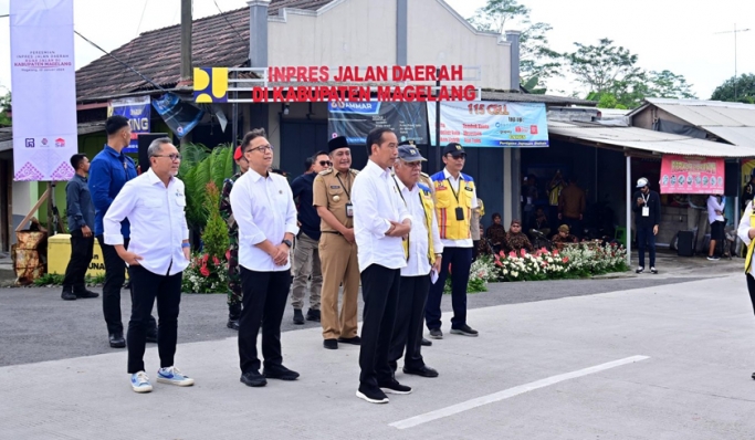 Presiden Jokowi meresmikan Inpres Jalan Daerah Ruas Muntilan-Keningar, Sukomakmur, Kabupaten Magelang, Jawa Tengah. (Foto: PMJ News/BPMI Setpres)