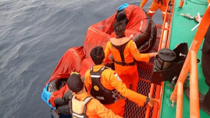 Tim Basarnas Manado melakukan pencarian. (Foto: PMJ/Ist). 