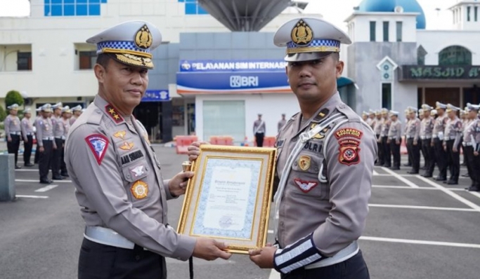 Kakorlantas Polri, Irjen Pol Aan Suhanan memberikan penghargaan kepada personel Satlantas Polres Bogor Kota. (Foto PMJ News)