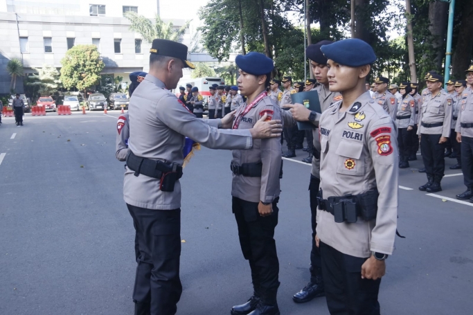 Dua Personel Sat Brimob Juara di IBC-MMA Adu Jotos 2024 Diberi Penghargaan. (Foto: PMJ).