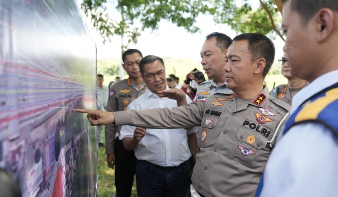 Kakorlantas Polri, Irjen Pol Aan Suhanan melakukan survei kesiapan jalur Tol Jawa Tengah pada Operasi Ketupat 2024. (Foto: PMJ News)
