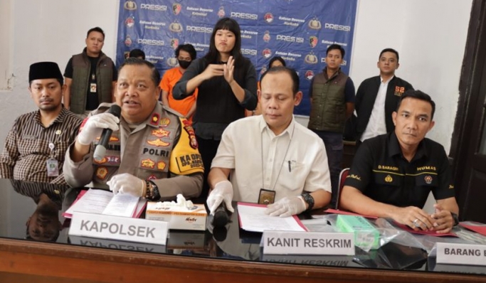 Polsek Palmerah mengamankan pasangan suami istri pelaku penipuan dan penggelapan melalui aplikasi kencan online. (Foto: PMJ News)