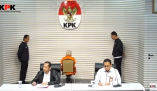 KPK menetapkan Kasubag Umum dan Kepegawaian BPPD Sidoarjo sebagai tersangka. (Foto: PMJ News/YouTube KPK RI)