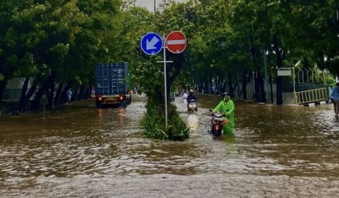Hujan deras yang mengguyur Jakarta dan sekitarnya menyebabkan banjir di sejumlah titik. (Foto: PMJ News/Twitter)