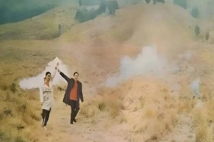 Foto Prewedding gunakan flare menjadi pemicu terbakarnya bukit taman Gunung Bromo. (Foto; PMJ/Tangkapan Layar).