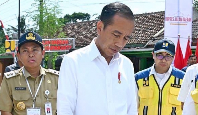 Presiden Jokowi saat meresmikan sejumlah ruas jalan di Daerah Istimewa Yogyakarta. (Foto: PMJ News/Twitter @jokowi)