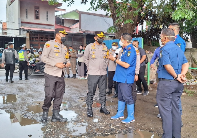 Petugas Lakukan Pemeriksaan di Lokasi Kebocoran Gas di Pabrik Es. (Foto: PMJ/Ist).
