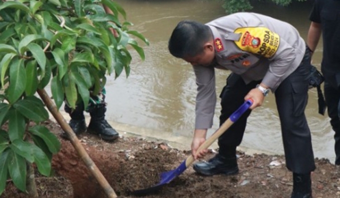 Kapolda Metro Jaya Irjen Pol Karyoto menanam pohon saat menghadiri Launching Manunggal Air bersih di Tebet. (Foto: PMJ News)