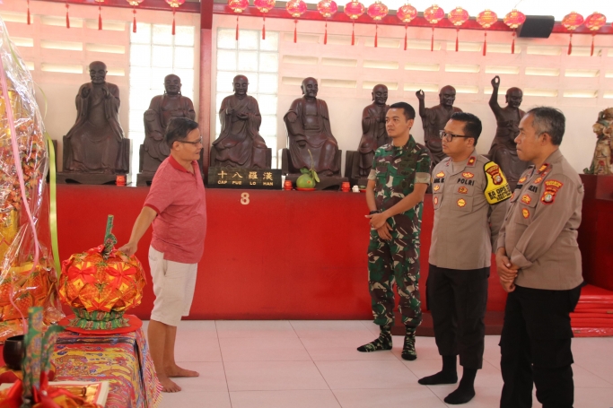 Polri dan TNI cek keamanan di sejumlah Vihara menjelang Imlek. (Foto: PMJ/Dok Humas Polres Jakbar)