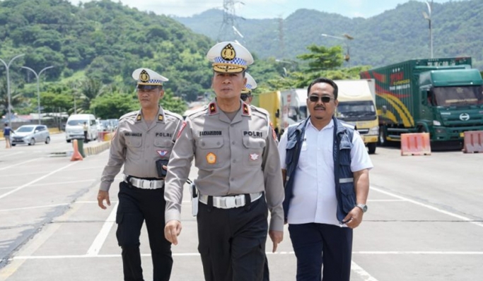 Dirkamsel Korlantas Polri Brigjen Pol Bakharuddin Muhammad Syah meninjau langsung arus lalu lintas rute Jakarta-Pelabuhan Merak. (Foto: PMJ News)