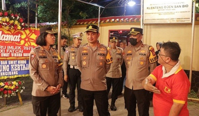 Kapolres Metro Tangerang Kota, Kombes Pol Zain Dwi Nugroho saat meninjau Vihara Nimmala Boen San Bio dan Vihara Yang Sen Bio. (Foto: PMJ News)