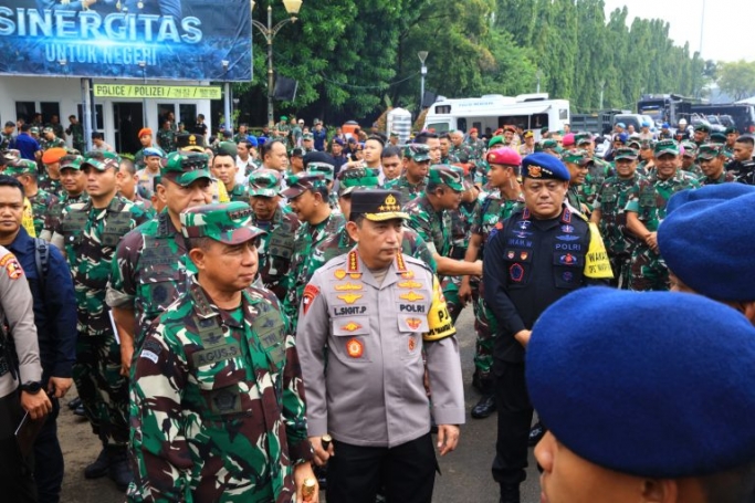 Kapolri Jenderal Listyo Sigit Prabowo berdama Panglima TNI Jenderal Agus Subiyanto lakukan pengecekan keamanan pemungutan suara di TPS.  (Foto: PMJ News)