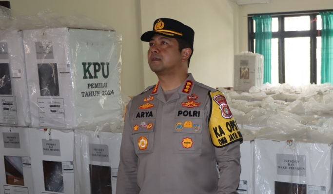 Kapolres Metro Depok, Kombes Pol Arya Perdana melaksanakan monitoring pengamanan rekapitulasi hasil penghitungan suara Pemilu. (Foto: PMJ News)