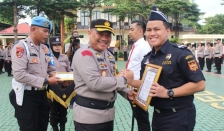 Sebanyak 20 personel Polres Tangerang Selatan dan tujuh petugas KPPBC TMP A Tangerang mendapatkan penghargaan dari Kapolres. (Foto: PMJ News)