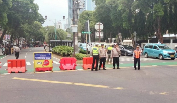 Polisi memberlakukan pengalihan arus di sekitar kantor Bawaslu dan KPU. (Foto: PMJ News/Twitter @TMCPoldaMetro)