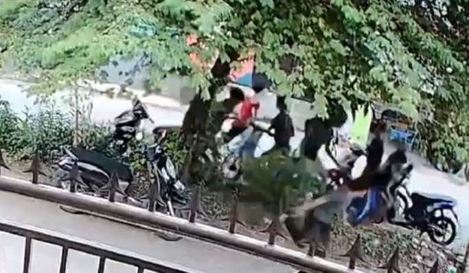 Seorang pemuda menjadi korban penyerangan saat nongkrong di Perumahan Taman Wisma Asri, Kota Bekasi. (Foto: PMJ News/Tangkapan Layar)