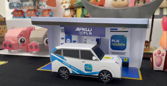 Miniatur Mobil Listrik dan SPKLU Gratis di IIMS 2024 drai PLN. (Foto: PMJ/Ist).