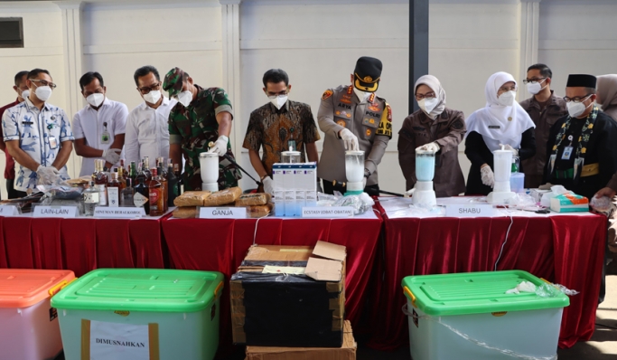 Kapolres Metro Depok, Kombes Pol Arya Perdana turut hadir dalam kegiatan pemusnahan barang bukti. (Foto: PMJ News)