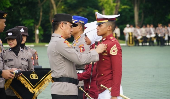 Taruna dan Siswa Akpol menerima penghargaan Pin Emas dari Kapolri Jenderal Listyo Sigit Prabowo. (Foto: PMJ News/Divhumas Polri)