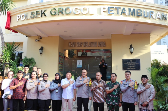 Kapolres Metro Jakarta Barat Kombes Pol M Syahduddi meresmikan pengesahan perubahan nama Polsek Tanjung Duren Jakarta Barat menjadi Polsek Grogol Petamburan. (Foto: PMJ News/Fajar)