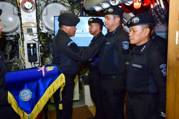 Panglima TNI Jenderal Agus Subiyanto menerima Brevet Hiu Kencana dari TNI AL. (Foto: PMJ/dok TNI AL).
