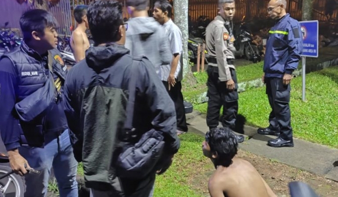 Polsek Cisauk mengamankan pelaku tawuran di Jalan Perum SCP Babakan Setu, Kota Tangerang Selatan. (Foto: PMJ News)