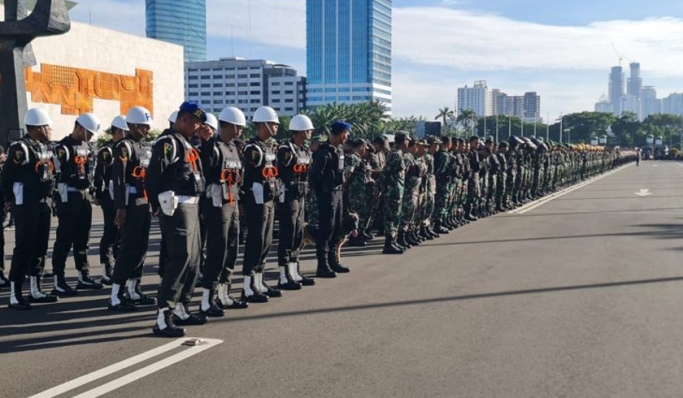 Personel gabungan dikerahkan untuk mengawal aksi unjuk rasa sejumlah elemen masyarakat di depan gedung MPR/DPR RI. (Foto: PMJ News)