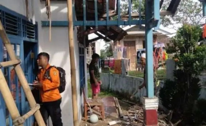 Angin Kencang rusak rumah warga di Kabupaten Bogor. (Foto: PMJ/Dok BPBD Bogor).