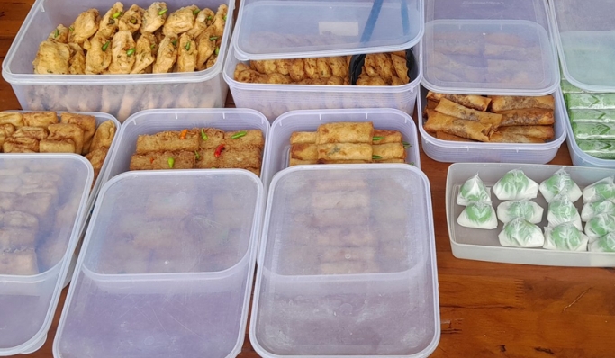 Masyarakat disarankan menggunakan wadah makan dan minum yang dipakai ulang saat membeli takjil. (Foto: PMJ News/Twitter)