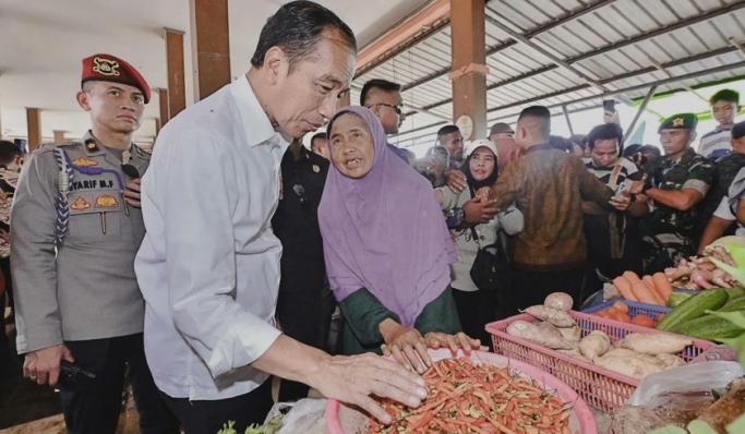 Presiden Jokowi meninjau Pasar Sungai Ringin, Sekadau, Kalimantan Barat. (Foto: PMJ News/Twitter @jokowi)