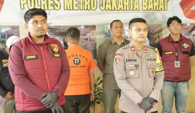 Polsek Grogol Petamburan menggelar rilis penangkapan pelaku pengerusakan tempat usaha Laundry di Jakarta Barat. (Foto: PMJ News)