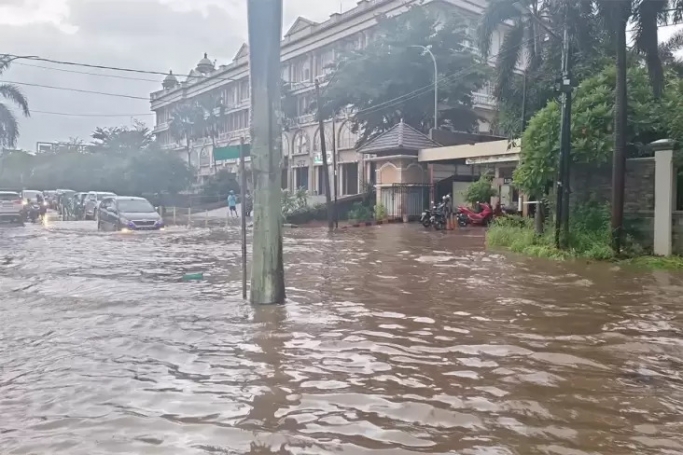 Kali Ciliwung meluap. (Foto: PMJ/X @grldrynwbnt). 


