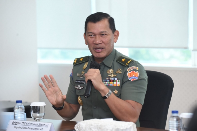 Kadispenad Brigadir Jenderal (Brigjen) TNI Kristomei Sianturi beri keterangan. (Foto; PMJ/Dok Web TNI AD). 