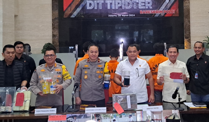 Dittipidter Bareskrim Polri mengungkap praktik pemalsuan BBM jenis Pertalite menjadi Pertamax. (Foto: PMJ News/Fajar)
