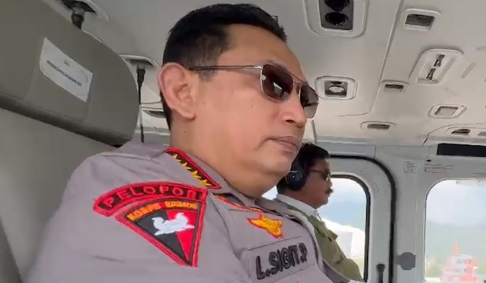 Kapolri Jenderal Listyo Sigit Prabowo bersama Menko Polhukam melakukan patroli udara meninjau kesiapan pengamanan arus mudik Lebaran. (Foto: PMJ News)
