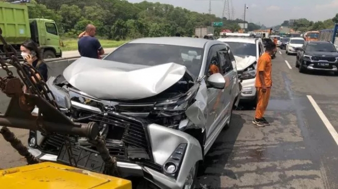 Tabrakan beruntun di Tol Jakarta Cikampek. (Foto: PMJ/Ayobandung.com).