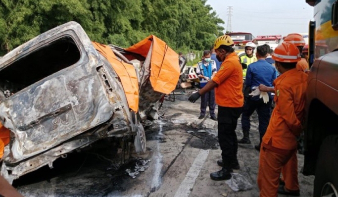 Kecelakaan beruntun di Tol Jakarta-Cikampek KM 58. (Foto: PMJ News/Twitter)