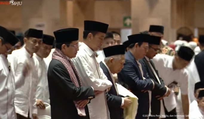Presiden Jokowi dan Wakil Presiden Ma'ruf Amin menunaikan shalat Idul Fitri 1445 Hijriah di Masjid Istiqlal Jakarta. (Foto: PMJ News)