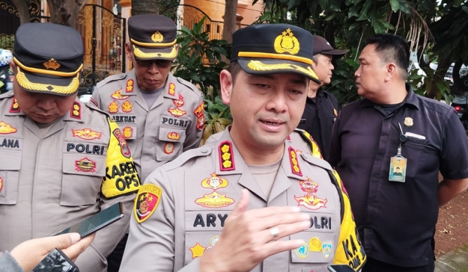 Kapolres Metro Depok, Kombes Pol Arya Perdana saat memberikan keterangan pers. (Foto: PMJ News)