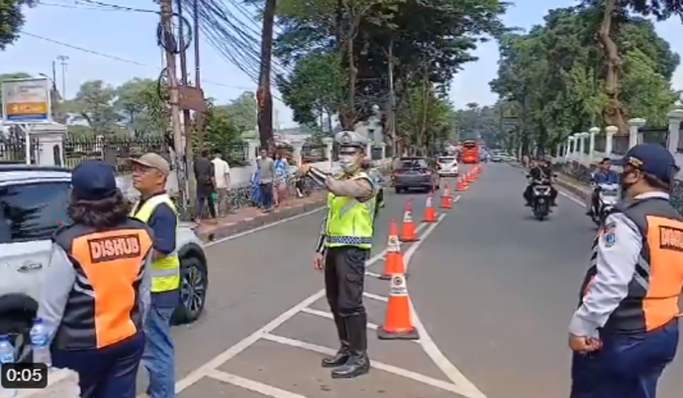 Polisi disiagakan untuk pengamanan dan pengaturan lalu lintas di TMP Kalibata dan TPU Tanah Kusir. (Foto: PMJ News/Twitter @TMCPoldaMetro)